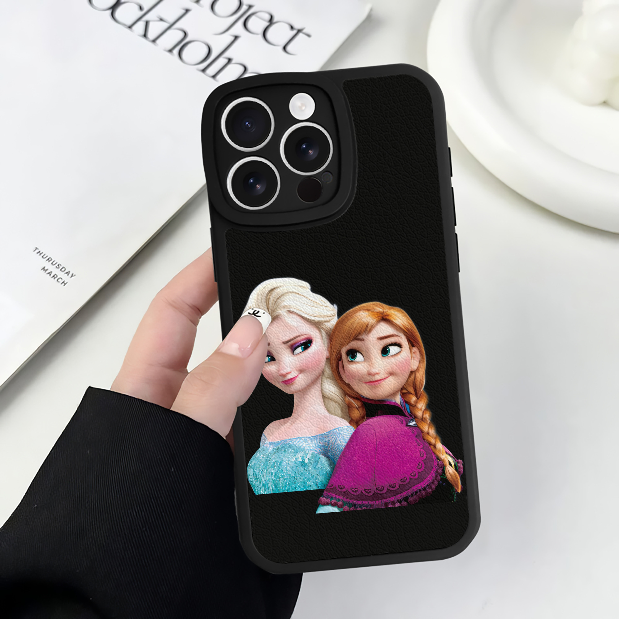 （画像用） アナと雪の女王 アンナ エルサ Frozen Anna Elsa 【iPhone 16シリーズ対応】シリコンスマホケース（レザー調） 材質：シリコン